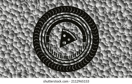 icono de la rebanada de pizza dentro del emblema oscuro con burbujas grises de fondo. Ilustración vectorial. Detallado. 