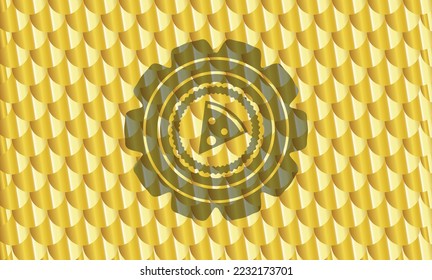 Pizzaausschnitt-Symbol in goldenem Abzeichen. Skaliert Muster. Vektorgrafik. Detaillierte Angaben. 
