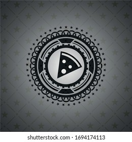 icono de porción de pizza dentro de un emblema negro realista