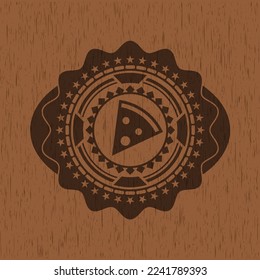 ícono de rebanada de pizza dentro del emblema de madera realista. 