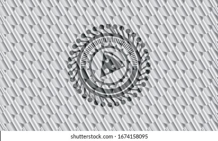 icono de porción de pizza dentro del emblema de color plata. Patrón de escalas. Ilustración vectorial. Detallado.