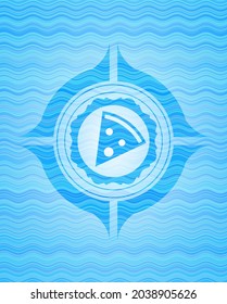 ícono de rebanada de pizza dentro de la insignia del estilo de ola de agua azul cielo. 