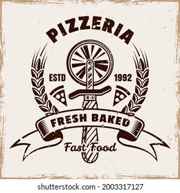 Pizzeria-Vektoremblem, Abzeichen, Etikett oder Logo mit Pizzaschneider oder Scheiben im Vintage-Stil einzeln auf Hintergrund mit Grunge-Textur