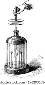Anstelle des Goldschlops befindet sich eine flache Metallplatte, auf der eine andere ähnliche Platte ruht, die durch einen Isoliergriff, eine Vintage-Linie-Zeichnung oder Graviergrafik entfernt werden kann.