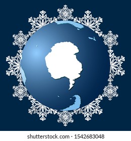 Planeta Tierra sobre un fondo de copos de nieve, un símbolo del invierno que viene. El comienzo de la estación fría. Cascada de nieve y época de frío. Ilustración vectorial.