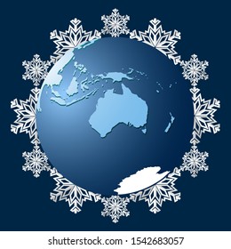 Planet Erde auf dem Hintergrund von Schneeflocken, ein Symbol des kommenden Winters. Der Beginn der kalten Jahreszeit. Schneefall und Kälteperiode. Vektorgrafik.