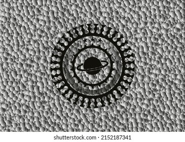 planeta, icono de saturn dentro del emblema oscuro con fondo de burbujas grises. Ilustración vectorial. Detallado. 