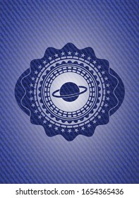 Planet, Sättigungssymbol innerhalb des Emblems mit denim hochwertigen Hintergrund