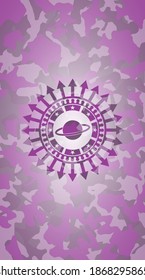 icono del planeta Saturno dentro del emblema de camuflaje rosa y morado. 