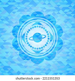 Planet, Sättigungssymbol in realistischen hellblauen Emblem. Mosaikaner Hintergrund. 