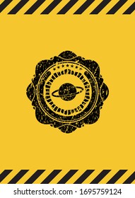 Planeta, icono de saturn dentro del signo de advertencia, emblema negro de grunge. Ilustración vectorial. Detallado.