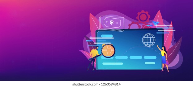 Tarjeta de banco de plástico, microchip y hombre con amplificador. Pago con tarjeta de crédito y compras, comercio electrónico, tecnología bancaria, concepto de compra segura en línea, paleta violeta. Plantilla de banner de encabezado o pie de página.