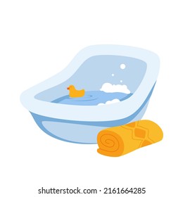 Bañera azul de plástico para bañar la ilustración vectorial recién nacida. Caricatura lindo juguete flotante de goma de pato en el baño con agua con espuma, rollo de toalla laminada, cuidado del bebé y objetos de higiene aislados en blanco