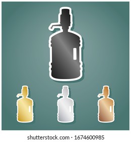 Silueta de botella de plástico con agua y sifón. Conjunto de íconos metálicos con gradiente gris, dorado, plata y bronce con contorno blanco y sombra en fondo viridán. Ilustración.