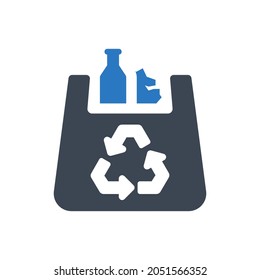Icono de reciclaje de basura plástica en fondo blanco