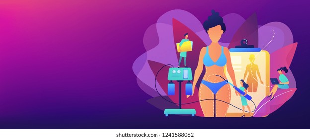 Cirujano plástico con tubo de succión que realiza liposucción de las partes del cuerpo marcadas por la mujer. Liposucción, procedimiento de lipo, concepto de cirugía de eliminación de grasa. Plantilla de banner de encabezado o pie de página con espacio de copia.