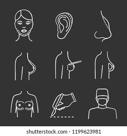 Conjunto de iconos de tiza de cirugía plástica. Cirugía de corrección de la forma del mentón, el oído, la nariz, aumento de senos, incisión del bisturí, cirujano. Ilustraciones de pizarra de Vector aislado
