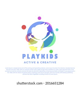 Juega el logo de los niños con un círculo colorido en la parte trasera del niño. Diseño de logotipo para niños