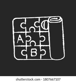 Reproducir el icono blanco de tiza mate en el fondo negro. Estera de espuma plegable. Alfabeto de juego interconectado. Piso de actividad para los niños pequeños. Desarrollo de habilidades motrices brutas. Ilustración de pizarra vectorial aislada