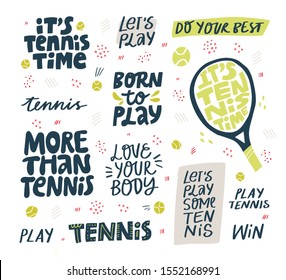 Juega al juego de letras vectoriales dibujadas a mano de tenis. Lemas deportivos motivacionales con pelotas de tenis y raqueta sobre fondo blanco. Juego competitivo, concepto de estilo de vida saludable. Diseño de impresión en pantalones T