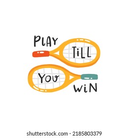 Juega hasta que ganes. Citas de tenis, с juego de letras dibujadas a mano con emblema. Credos positivos con elementos deportivos, raquetas de tenis, pelotas y gorro. Ilustración del vector