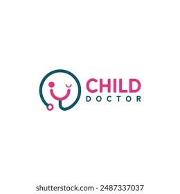 Spielerisches Child Doctor Logo mit Stethoskop und Smiley-Ausdruck