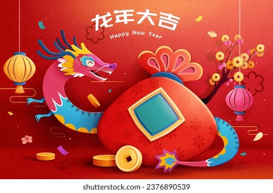 Playful CNY tarjeta de saludo festivo. El colorido dragón vigila una bolsa gigante de fortuna roja con linternas, un árbol de la fortuna y de la moneda alrededor en el fondo rojo. Traducción de texto: Buena suerte en el año del Dragón.