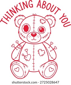 Diseño gótico juguetón de San Valentín con un oso de peluche cosido estilo vudú cubierto de parches de corazón y alfileres con la frase Pensando en ti en letras curvas perfecto para los fanáticos anti-San Valentín camisas lindas espeluznantes tazas y regalos románticos alternativos