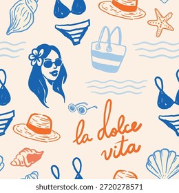 Patrón de verano juguetón con bikini, traje de baño a rayas, sombrero de playa, concha, bolso, chica en gafas de sol y frase escrita a mano "la dolce vita" sobre fondo beige. Perfecto para ropa de playa y estampados textiles.