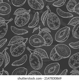 Pflaumen nahtlose Muster auf schwarzem Hintergrund. Reifenpflaumen. Sommerfruchthintergrund. Skizze einer Pflaume auf einem Schieferbrett. Ideal für Etiketten, Plakate, Print.