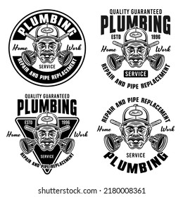 Servicio de fontanería y juego de reemplazo de tubería de emblemas vintage vectoriales, etiquetas, insignias o logos con plomero en la tapa y tiradores cruzados. Ilustración en estilo monocromo aislada en blanco