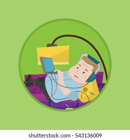 Hombre de Plump relajándose en el sofá con muchos aparatos. Hombre tendido en un sofá rodeado de aparatos y comida rápida. Hombre gordo usando aparatos en casa. Ilustración de diseño plana vectorial en el círculo aislado en el fondo