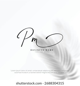 Logotipo manuscrito de assinatura inicial de PM com logotipo de modelo monográfico
