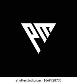 Monograma de la letra del logotipo PM con la plantilla de diseño de forma triangular aislada en fondo negro