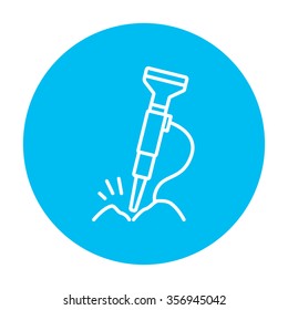 Icono de línea de perforación de martillo neumático para web, móvil e infografía. Icono de blanco vector en el círculo azul claro aislado en fondo blanco.