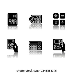 Pocket-Taschenrechner werfen Schatten schwarzen Glyph-Symbole gesetzt. Mathematische Berechnung. Schnelle Zählung. Kleine elektronische Geräte. Rechnungslegung. Mobile Geräte. Einzelne Vektorgrafiken auf weißem Hintergrund