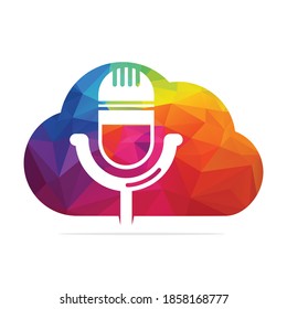 Podcast und Cloud Logo Design. Studio-Tischmikrofon mit Broadcast-Icon-Design.