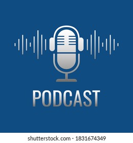Concepto de podcast, micrófono abierto, difusión. Ilustración vectorial en micrófono de estudio metálico de color plateado sobre un fondo azul clásico.