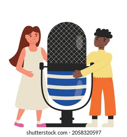 Portada del podcast, entrevista. Un chico y una chica abrazan un micrófono grande. Ilustración plana del vector