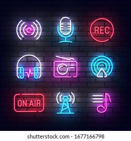 Icono de podcast neon. Señales de luz de podcast. Paneles de señas, banner de luces de arte de línea.  Ilustración vectorial