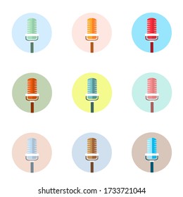 Juego de iconos de podcast. Micrófono de mesa de estudio de color con símbolos de ondas de transmisión de sonido. Logo del concepto de grabación de audio por webcast. Icono de vector plano.