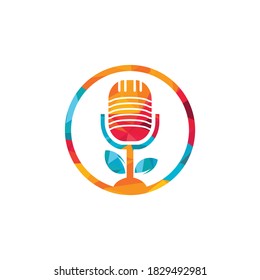 Diseño del logotipo del vector de ecología de la naturaleza de la hoja de podcast. Logo del programa de entrevistas con micrófono y hojas.