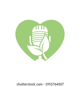 Diseño del logotipo del vector de ecología de la naturaleza de la hoja de podcast. Logo del programa de entrevistas con micrófono y hojas.