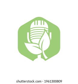 Podcast Blatt Natur Ökologie Vektorlogo Design. Podcast Talkshow Logo mit Mikro und Blättern.