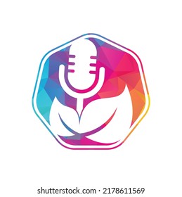 Diseño del logotipo del vector de ecología de la naturaleza de la hoja de podcast. Logo del programa de entrevistas con micrófono y hojas.