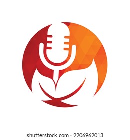 Diseño del logotipo del vector de ecología de la naturaleza de la hoja de podcast. Logo del programa de entrevistas con micrófono y hojas.
