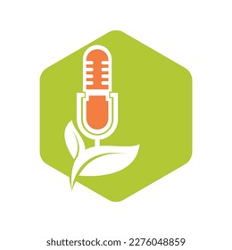 Diseño del logotipo del vector de ecología de la naturaleza de la hoja de podcast. Logo del programa de entrevistas con micrófono y hojas.