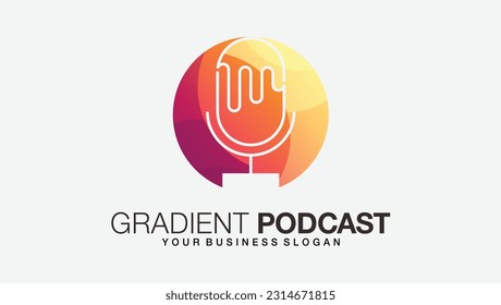 Diseño de logotipo de podcast con plantilla vectorial de estilo gradiente de micrófono