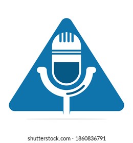 Diseño del logotipo del podcast. Micrófono de tabla de estudio con diseño de icono de difusión.