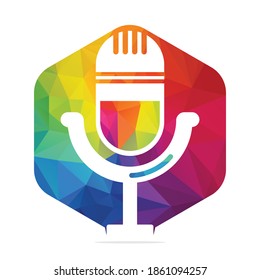 Podcast Logo Design. Studio-Tischmikrofon mit Broadcast-Icon-Design.